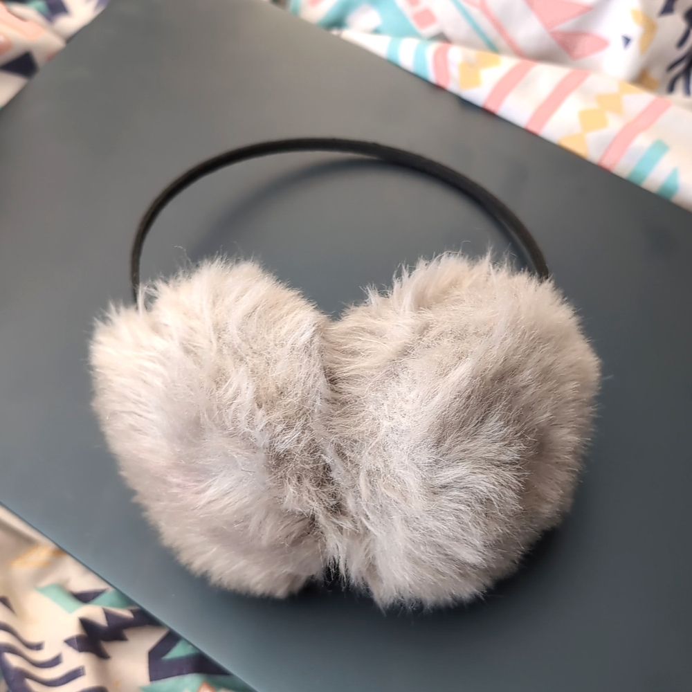 Light grey earmuffs